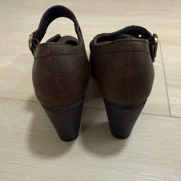 3/$10 Catwalk Brown Buckle Closed Toe Heels - Picture 5 of 8